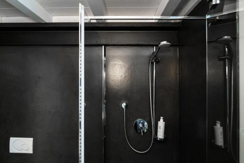 y baño con ducha y puerta de cristal. en Porta Torre Loft - byMyHomeinComo, en Como