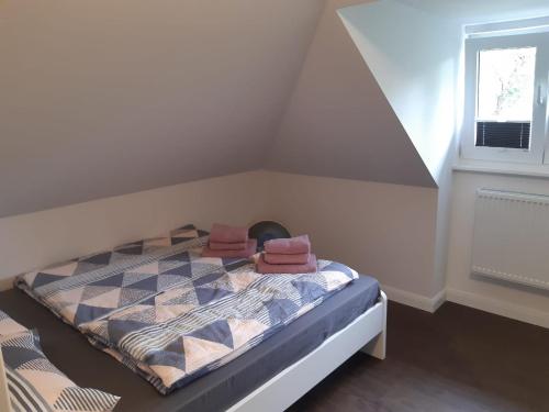 ein Schlafzimmer mit einem Bett mit rosa Handtüchern darauf in der Unterkunft Tante Käthe in Nordstrand