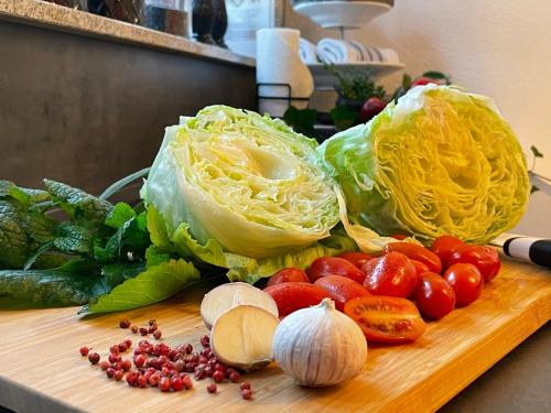 a bunch of vegetables sitting on a cutting board at Limes Apartment -übernachten am Limes- in Rainau
