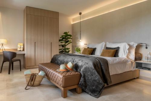 Tempat tidur dalam kamar di Castell Son Claret - The Leading Hotels of the World
