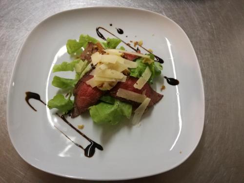 ホテルの敷地内または近くでの食事または食べ物