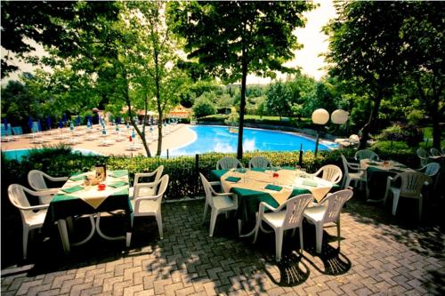 Bazén v ubytování Appartamenti in Villaggio Turistico nebo v jeho okolí