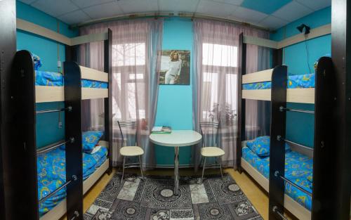 Ein Etagenbett oder Etagenbetten in einem Zimmer der Unterkunft Hostel Den' & Noch'