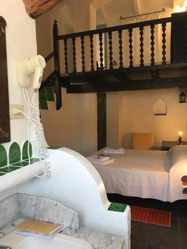 una camera d'albergo con letto e telefono di CA' LA SOMARA a San Pantaleo