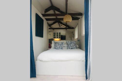 Tempat tidur dalam kamar di Tiny house in tuin van de statige villa Mariahof