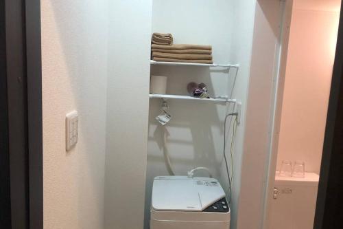 a small bathroom with a toilet in a room at 玉藻本町202 in Takamatsu
