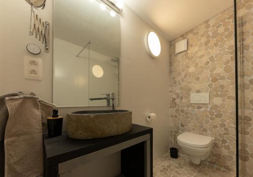 A bathroom at Bellerose Maison de Greunebennet