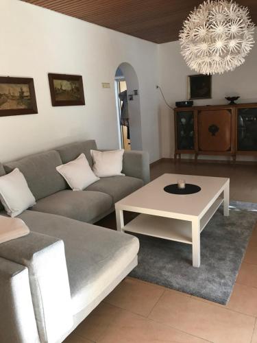 ein Wohnzimmer mit einem Sofa und einem Tisch in der Unterkunft Ferienwohnung Lahnmündung in Lahnstein