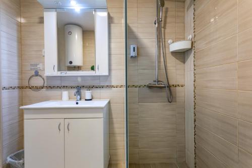 a bathroom with a sink and a shower at Konačište Dabić in Zlatibor