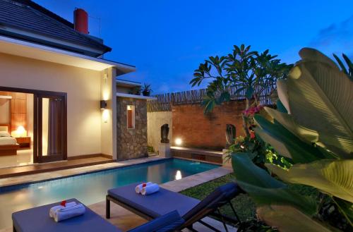 - une piscine dans l'arrière-cour d'une villa dans l'établissement Villa Wananta, à Ubud