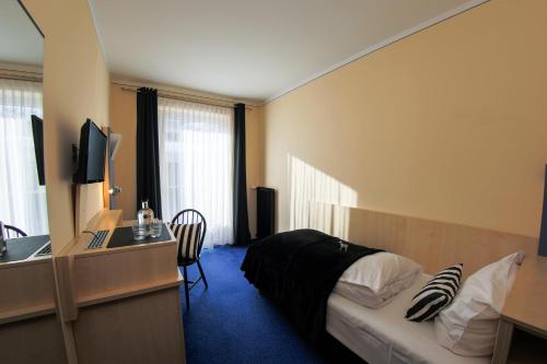 a hotel room with a bed and a desk at Hit the Sky in Sankt Christoph am Arlberg