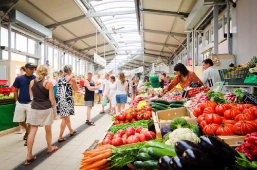 a group of people walking around a market with vegetables at "AuSoleil" 2 pieces cosy ensoleillé, tout à pied, 50 m du vieux port in Saint-Raphaël