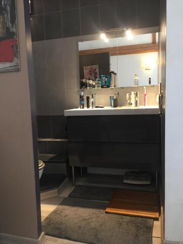a bathroom with a sink and a mirror at El Sitio de Francisco in Oraison