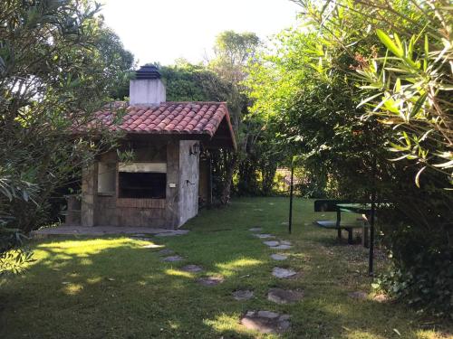 ein kleines Hundehaus mitten im Hof in der Unterkunft Cruz del Sur in Pinamar