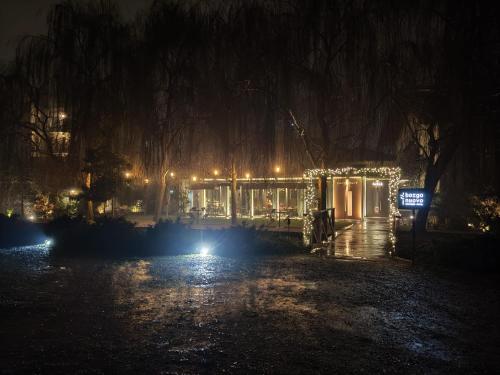 Výhled na řeku, která protéká v blízkosti hotelu