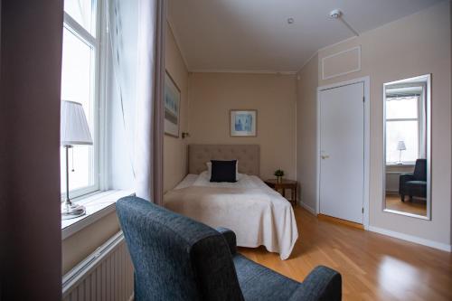 Un pat sau paturi într-o cameră la Hotell Strandvillan B&B