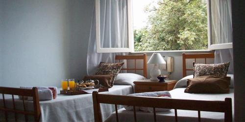 sala de estar con 2 camas y ventana en Hotel Turingia en Miramar
