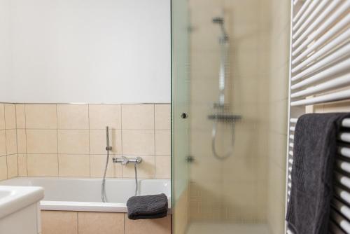 a bathroom with a shower and a bath tub at Zauberhaft im Naturpark Altmühltal in Greding