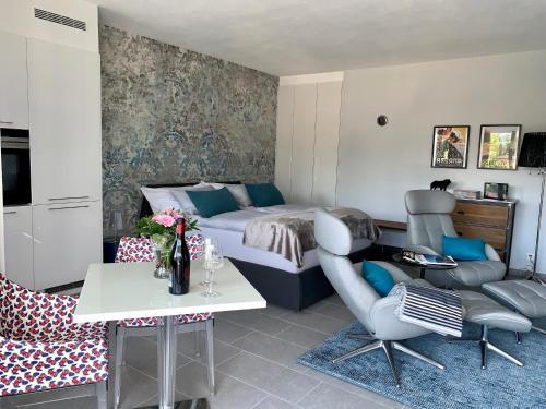 una camera con letto, tavolo e sedie di Bijou Lido Golf ad Ascona