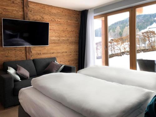 Tempat tidur dalam kamar di Chalet Bergzeit