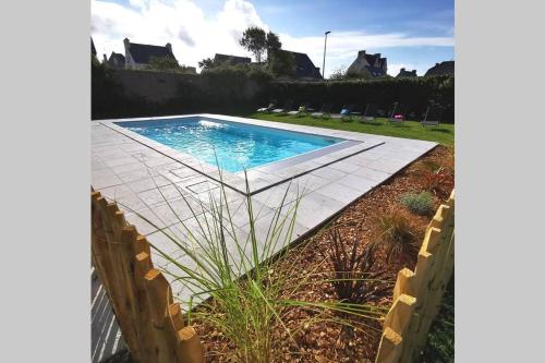 The swimming pool at or close to Maison de famille Penmarch