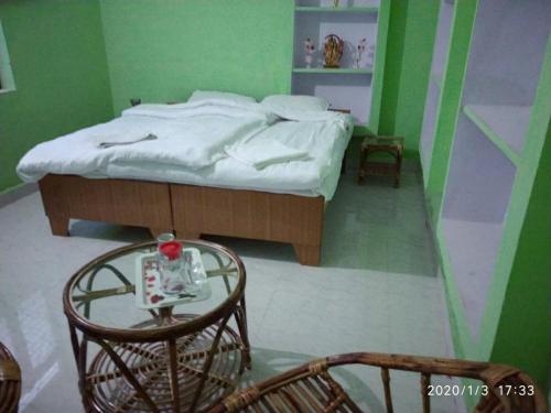 een slaapkamer met een bed en een tafel en stoelen bij Homes of India in Orchha