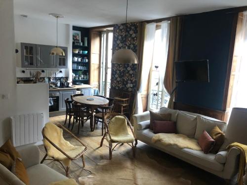 un salon avec un canapé et une table dans l'établissement Appartement Joséphine, à Eaux-Bonnes