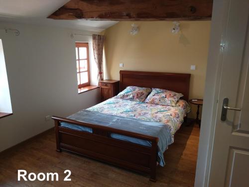 - une chambre avec un lit dans une pièce dotée d'une fenêtre dans l'établissement Numéro 34, à Burie
