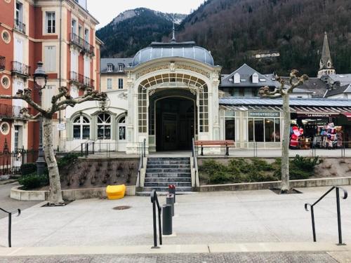 un gran edificio con una puerta negra en una ciudad en 11 Rue de Richelieu, en Cauterets