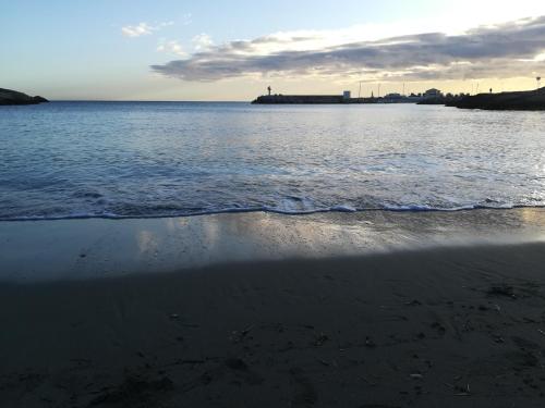 une vue sur l'océan depuis la plage dans l'établissement Bel appartement avec terrasse - Plage de Carro à pied, à Martigues