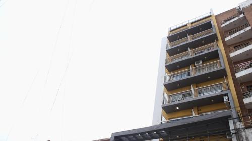 un edificio con balcones en un lateral en AP138 8b Departamento micro Centro Paraná en Paraná