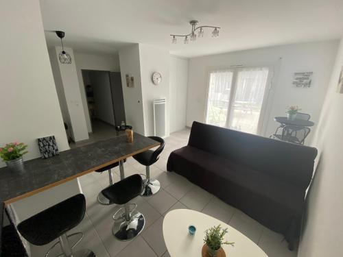 un salon avec un canapé et une table dans l'établissement rez de chaussee bord de l océan, à Labenne