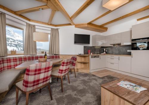 Dapur atau dapur kecil di Apartments & Garni Alpenrose