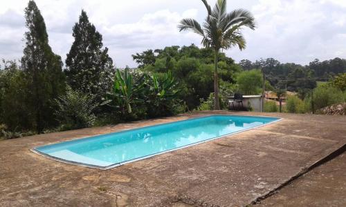 a swimming pool in the middle of a yard at Pousada Efraim in Tiradentes