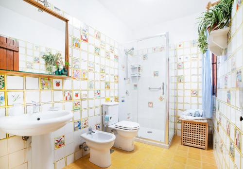 ランペドゥーザにあるレジデンス デル ソーレのバスルーム(洗面台、トイレ、シャワー付)