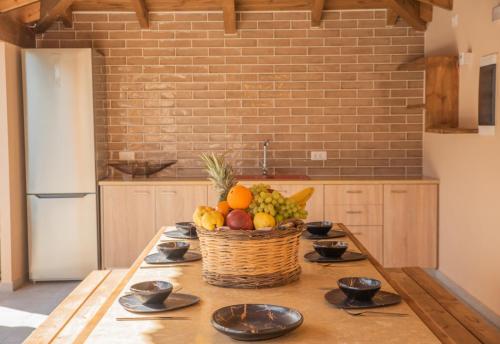 Η κουζίνα ή μικρή κουζίνα στο M & S Villa - 4 bedroom villa with heated pool