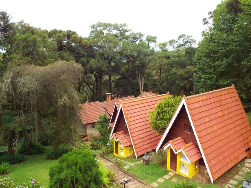 uma vista superior de uma casa com um telhado laranja em Pousada Perola da Mantiqueira em Monte Verde