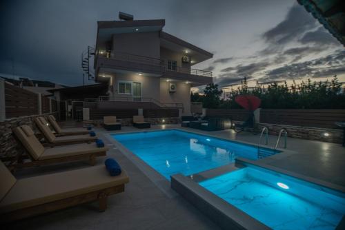 Πισίνα στο ή κοντά στο M & S Villa - 4 bedroom villa with heated pool