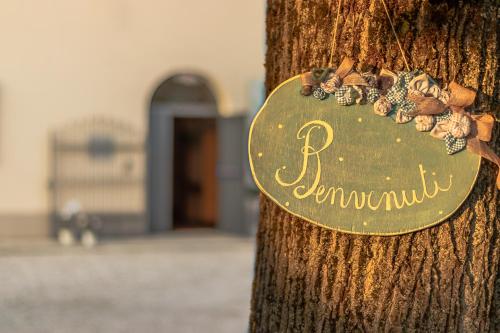 a sign on a tree that says emmlyn at Agriturismo il Bio Nonno in Cento