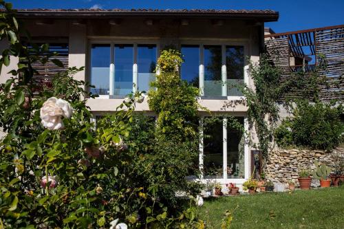 Zahrada ubytování ROSTAGNI1834: VILLA WITH 2 APTS AND POOL IN THE BAROLO REGION