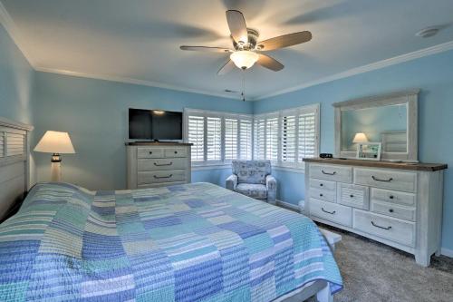 - une chambre avec un lit et un ventilateur de plafond dans l'établissement Updated Hilton Head Island Townhome with Decks!, à Île de Hilton-Head