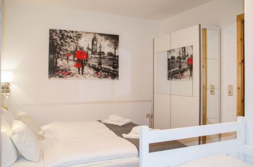 Una cama o camas en una habitación de Ferienappartement mit Seeblick und Balkon