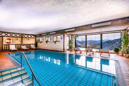 Bazén v ubytování Alpenhotel Denninglehen nebo v jeho okolí