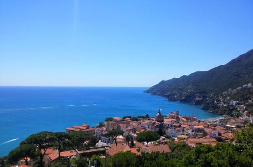 Una vista aérea de 2 bedrooms bungalow at Marina di Camerota 60 m away from the beach with enclosed garden and wifi