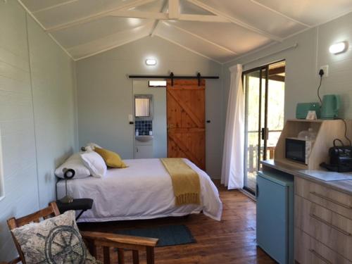Un pat sau paturi într-o cameră la Loerie Mountain Cabin