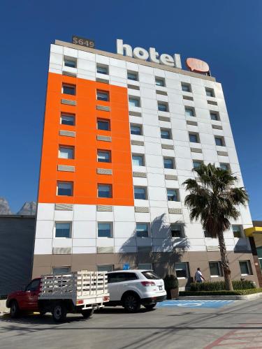 a hotel with a truck parked in front of it at Hotel Hi! Santa Catarina in Monterrey