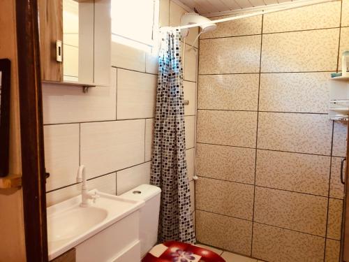 a small bathroom with a toilet and a sink at Casa da Vó Adelina in Urubici
