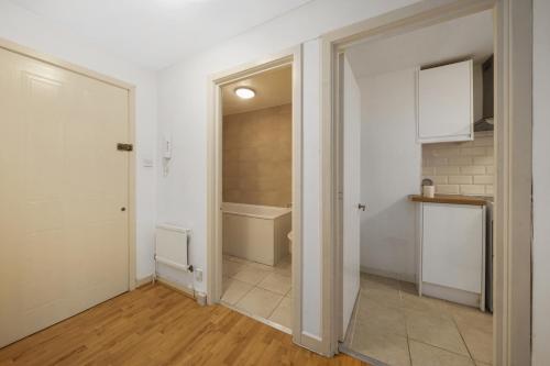 uma casa de banho com banheira e WC num quarto em SkyCity London Bridge I Bed Apartment by Tower Bridge em Londres
