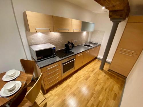 Een keuken of kitchenette bij Stewart Docks Apartment