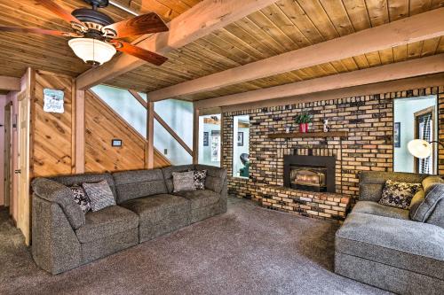 Χώρος καθιστικού στο Near Breckenridge Ski Mtn Escape with Hot Tub!